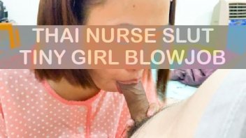 Thai Voice clip 4K Sexy little girl nurse Sit and Suck Penis for Boyfriend in bed Mokkadoom went to the middle of the plane. Take a big swig of the kite juice and suck it hard.